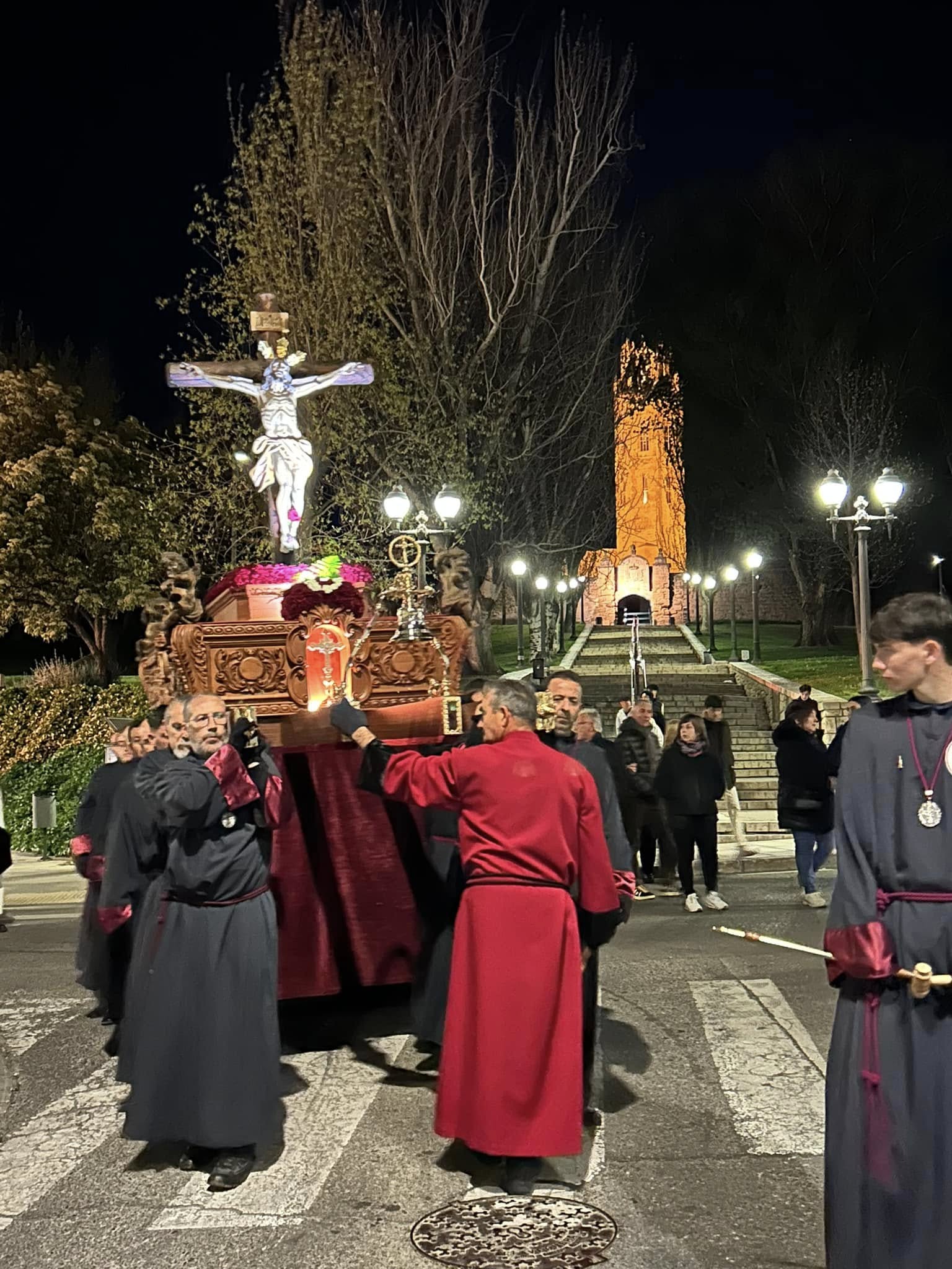 Veneració i solemnitat a la processó del Silenci