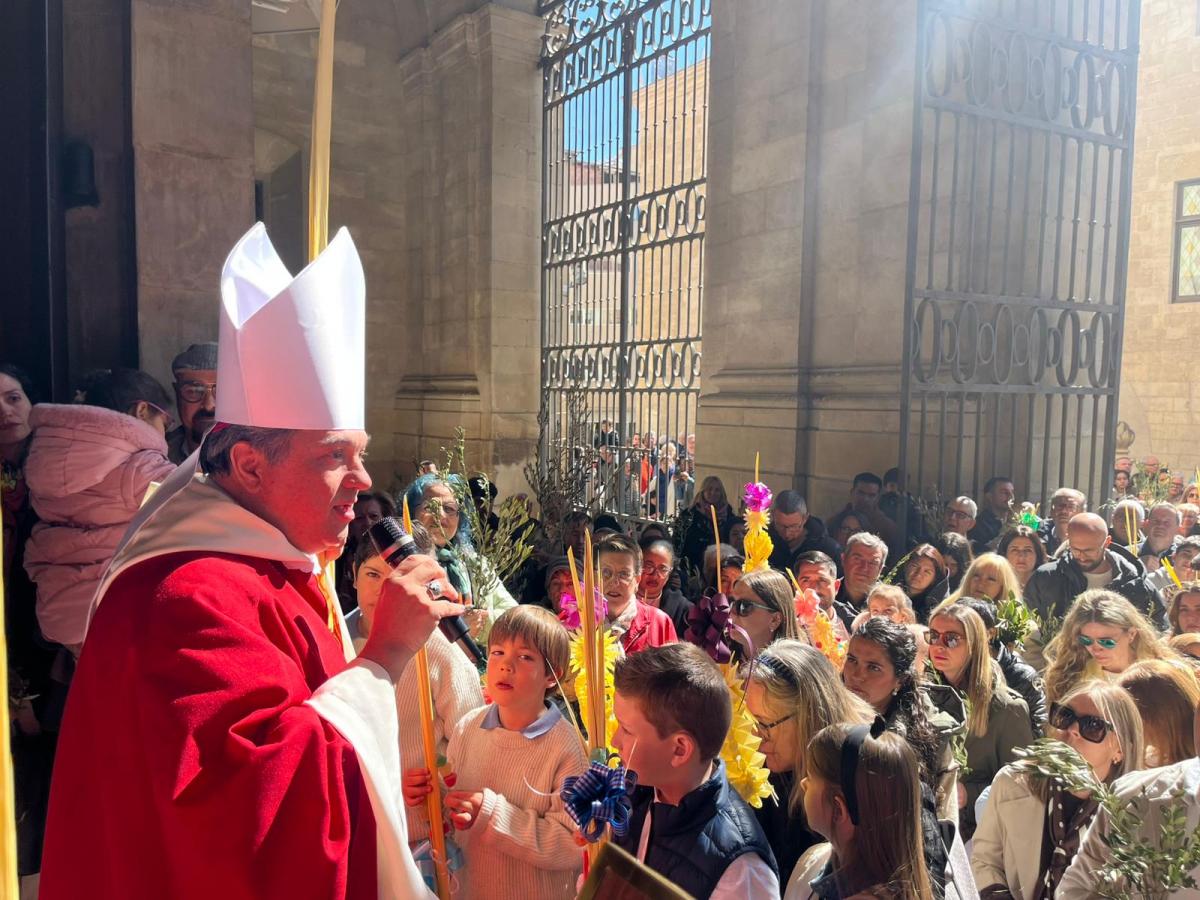 El bisbe Daniel presideix per primer cop el Diumenge de Rams a la Catedral amb una gran participació de famílies